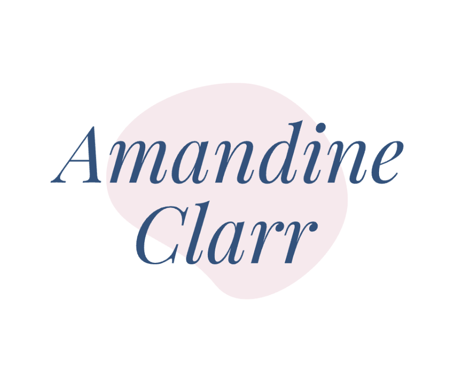 Logo d'Amandine Clarr. Son nom et prénom en surimpression sur une forme ronde rose doux.